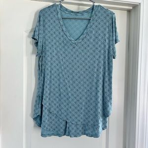 Latched mama short sleeve sleeve tee nursing/maternity.